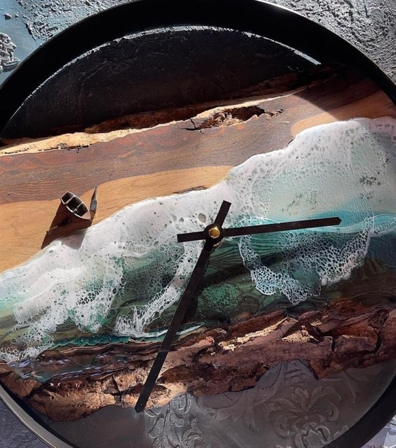 Часы в стиле лофт в металическом ободе-раме, с натульным деревом и морем из эпоксидной  смолы