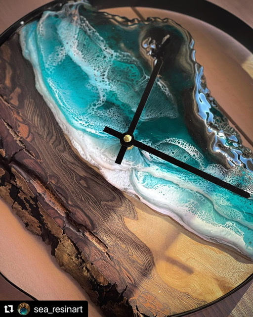 Часы в стиле лофт в металическом ободе-раме, с натульным деревом и морем из эпоксидной  смолы
